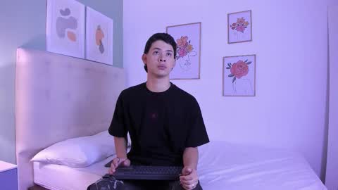 Snapshot of apoloricci chatting on 12.14.25 Apolo twink online show from 12.14.25