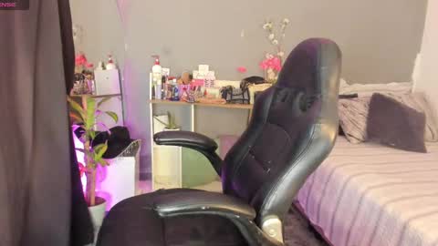Snapshot of april_scarlett chatting on 02.21.25 Scarlett Independent Model  online show from 02.21.25