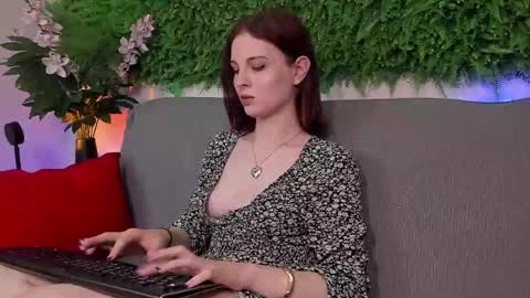 Snapshot of aprilavery chatting on 03.08.25 April online show from 03.08.25