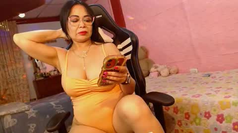 Snapshot of aranza_sexy chatting on 10.30.25 Aranza online show from 10.30.25