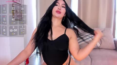 Snapshot of ari_es chatting on 11.14.25 Ari online show from 11.14.25