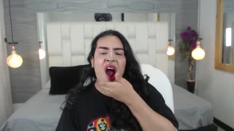 Snapshot of aria07_ chatting on 03.04.25 Ari online show from 03.04.25