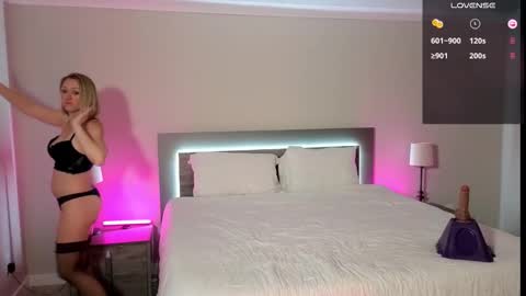 Snapshot of aria_b1 chatting on 11.17.25 Aria B online show from 11.17.25