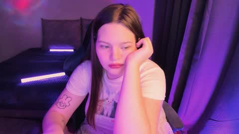 Snapshot of arialane_ chatting on 10.04.25 Aria online show from 10.04.25