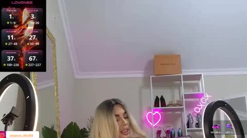 Snapshot of arianaari88 chatting on 11.12.25 Ariana online show from 11.12.25