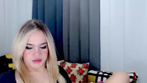 Snapshot of arianne_xoxo777 chatting on 03.05.25 ARIANNE CUMS online show from 03.05.25