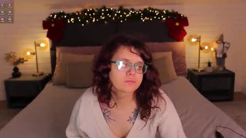 Snapshot of ariell_mini chatting on 12.23.25 Ariell Mini online show from 12.23.25