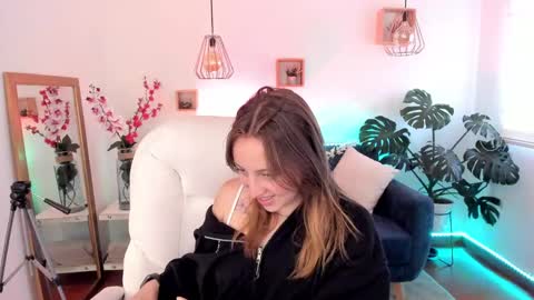 Snapshot of arii_1010_ chatting on 12.17.24 Ari online show from 12.17.24