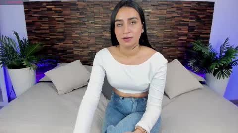 Snapshot of ariiaa_1 chatting on 11.14.25 ARIANNA online show from 11.14.25