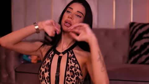 Snapshot of arinarhodes chatting on 11.20.25 Arina online show from 11.20.25