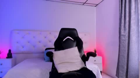 Aron cruz  online show from 10.18.25