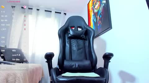 Snapshot of aronvillegas chatting on 10.30.25 online show from 10.30.25