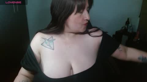 Snapshot of artemisa_bbloom chatting on 09.28.25 Christy. online show from 09.28.25