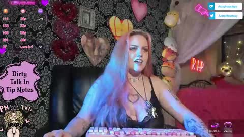 ArtsyHeartsyy online show from 09.14.25