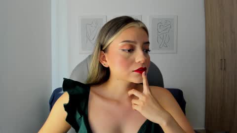 Snapshot of ary_cam230 chatting on 01.19.25 Zahaara online show from 01.19.25