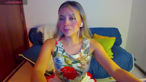 Snapshot of ary_cam230 chatting on 10.11.25 Zahaara online show from 10.11.25
