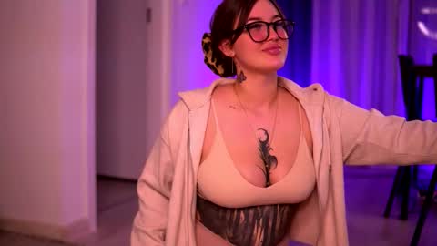 Snapshot of aryadeluna chatting on 10.23.25 Lunaa online show from 10.23.25