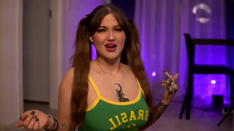 Snapshot of aryadeluna chatting on 11.17.25 Lunaa online show from 11.17.25