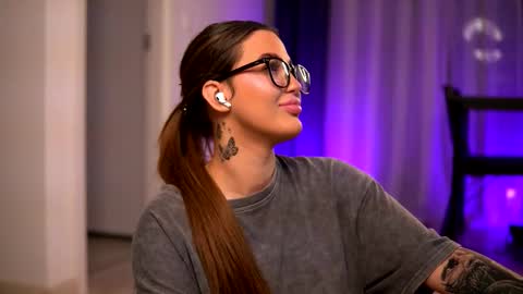 Snapshot of aryadeluna chatting on 11.25.25 Lunaa online show from 11.25.25