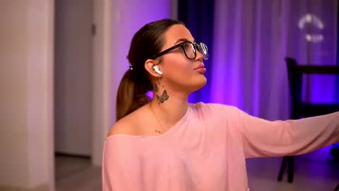 Snapshot of aryadeluna chatting on 11.26.25 Lunaa online show from 11.26.25