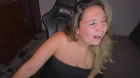 Snapshot of ash_smith1 chatting on 11.14.25 ash_smith1 online show from 11.14.25