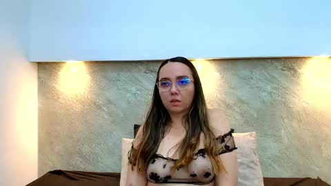 Snapshot of ashkey_bennet chatting on 10.22.25 Asley Bennet online show from 10.22.25