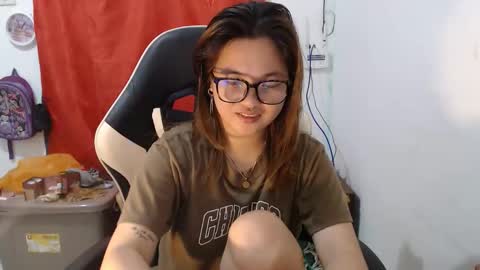 Snapshot of asian_honey69 chatting on 12.19.25 bb girl online show from 12.19.25