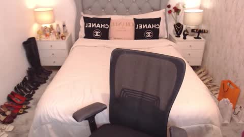 Snapshot of asiantartcummers chatting on 01.10.25 Kylie online show from 01.10.25