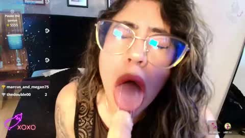 Snapshot of asshley_tyler chatting on 09.15.25 ash online show from 09.15.25