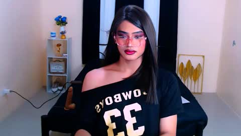 Snapshot of athisamoore chatting on 10.25.25 athisamoore online show from 10.25.25