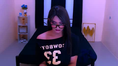 Snapshot of athisamoore chatting on 10.26.25 athisamoore online show from 10.26.25