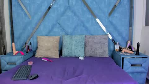 Monii Yi online show from 11.18.25