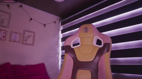 Snapshot of aura_rouss chatting on 11.15.25 aura_rouss online show from 11.15.25