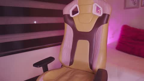 Snapshot of aura_rouss chatting on 11.28.25 aura_rouss online show from 11.28.25