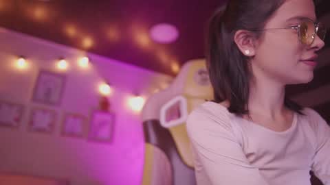 Snapshot of aura_rouss chatting on 12.17.25 aura_rouss online show from 12.17.25