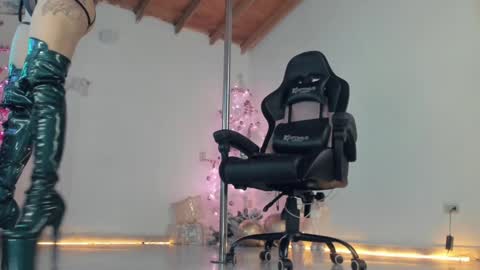 Snapshot of aurabonett chatting on 12.16.24 aura online show from 12.16.24