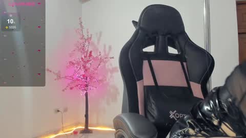 Snapshot of aurabonett chatting on 01.08.25 aura online show from 01.08.25