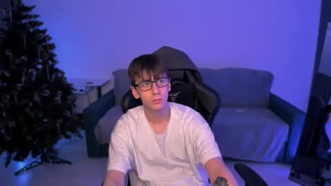 Snapshot of auracrye chatting on 12.25.24 auracrye online show from 12.25.24