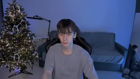 Snapshot of auracrye chatting on 01.12.25 auracrye online show from 01.12.25