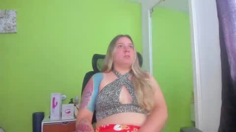 Snapshot of auradivina2 chatting on 07.18.26 Aura Divina online show from 07.18.26