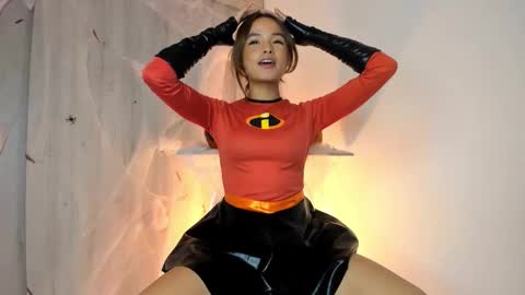 Snapshot of aurora_bunnie chatting on 10.28.25 Sharith  online show from 10.28.25