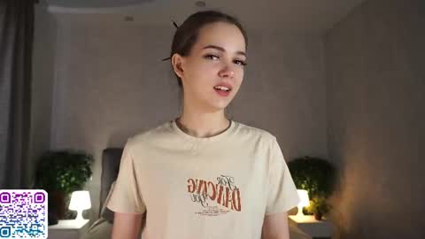 Snapshot of auroralowen chatting on 06.16.26 Aurora online show from 06.16.26