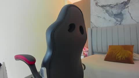 auroramartin2 online show from 10.23.25