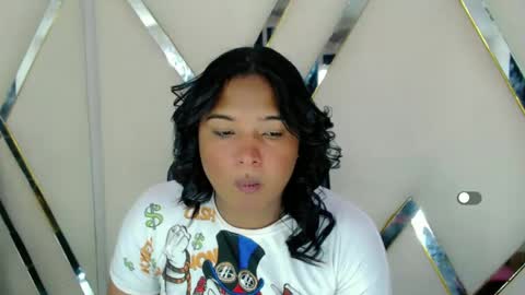 Snapshot of aurorarossx chatting on 11.01.25 Aurora online show from 11.01.25
