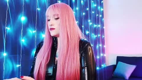 Snapshot of auroraunique chatting on 03.05.25 Aurora online show from 03.05.25