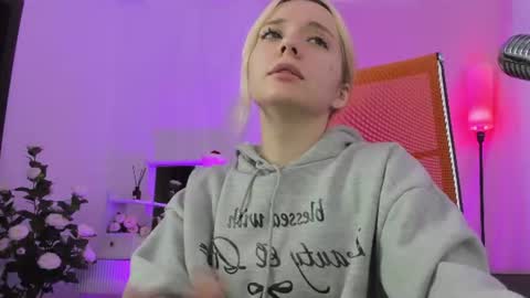 aurorawrenfield online show from 06.11.26