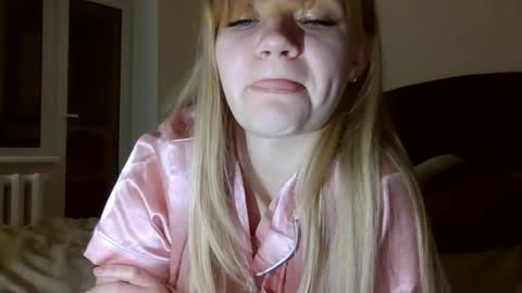 Snapshot of auroraxroses chatting on 10.29.25 AuroraXRoses online show from 10.29.25