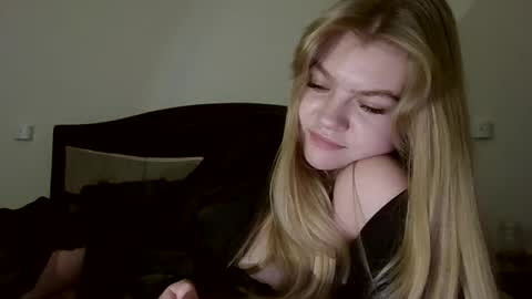 Snapshot of auroraxroses chatting on 11.06.25 AuroraXRoses online show from 11.06.25