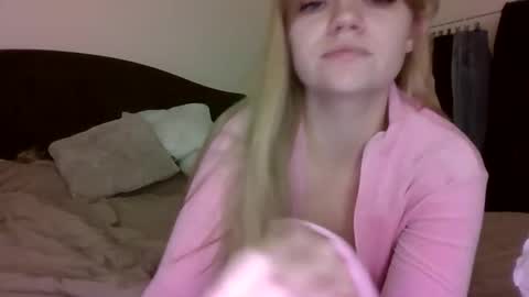 Snapshot of auroraxroses chatting on 11.19.25 AuroraXRoses online show from 11.19.25