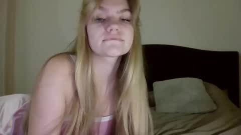 Snapshot of auroraxroses chatting on 11.23.25 AuroraXRoses online show from 11.23.25